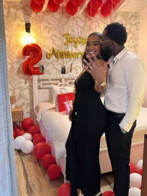 Jalylane Maës Instagram - Le 1er janvier 2026, j’ai dit oui.
Un jour qui marquait une année de plus pour moi, et le début de quelque chose de bien plus grand pour nous.
Oui à l’homme de ma vie,
oui à l’amour,
oui à un avenir à deux.
Une décision remplie d’émotion, de certitude et de gratitude.
Parce que l’amour n’est pas une question de quand, mais de ce que l’on vit, de ce que l’on partage et de ce que l’on construit ensemble.
Parce que l’essentiel ne se justifie pas.

Merci à mon fiancé pour cet amour sincère, pour cette promesse et pour la personne extraordinaire qu’il est chaque jour à mes côtés.

Merci du fond du cœur à toutes les personnes présentes pour leur amour et leur bienveillance.
Et une immense reconnaissance à toutes celles et ceux qui ont œuvré, de près ou de loin, pour rendre cette soirée aussi magique et inoubliable.

Le début d’un nouveau chapitre, main dans la main, le cœur plein.
Fiancés 🤍💍
 
📍: @horizon_lodges