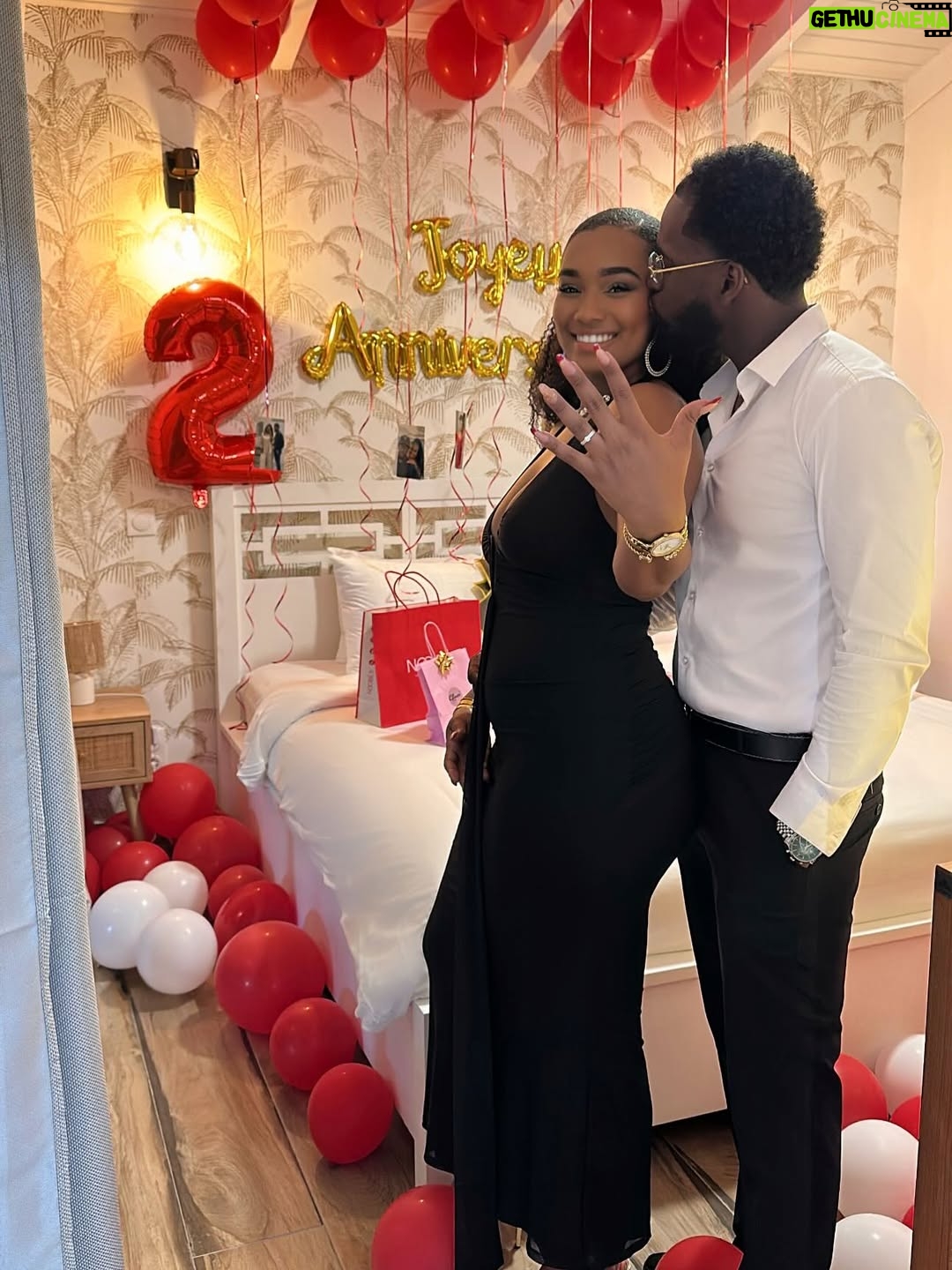 Jalylane Maës - 31.9K Likes - Le 1er janvier 2026, j’ai dit oui.
Un jour qui marquait une année de plus pour moi, et le début de quelque chose de bien plus grand pour nous.
Oui à l’homme de ma vie,
oui à l’amour,
oui à un avenir à deux.
Une décision remplie d’émotion, de certitude et de gratitude.
Parce que l’amour n’est pas une question de quand, mais de ce que l’on vit, de ce que l’on partage et de ce que l’on construit ensemble.
Parce que l’essentiel ne se justifie pas.

Merci à mon fiancé pour cet amour sincère, pour cette promesse et pour la personne extraordinaire qu’il est chaque jour à mes côtés.

Merci du fond du cœur à toutes les personnes présentes pour leur amour et leur bienveillance.
Et une immense reconnaissance à toutes celles et ceux qui ont œuvré, de près ou de loin, pour rendre cette soirée aussi magique et inoubliable.

Le début d’un nouveau chapitre, main dans la main, le cœur plein.
Fiancés 🤍💍
 
📍: @horizon_lodges