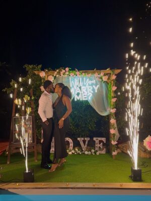 Jalylane Maës Instagram - Le 1er janvier 2026, j’ai dit oui.
Un jour qui marquait une année de plus pour moi, et le début de quelque chose de bien plus grand pour nous.
Oui à l’homme de ma vie,
oui à l’amour,
oui à un avenir à deux.
Une décision remplie d’émotion, de certitude et de gratitude.
Parce que l’amour n’est pas une question de quand, mais de ce que l’on vit, de ce que l’on partage et de ce que l’on construit ensemble.
Parce que l’essentiel ne se justifie pas.

Merci à mon fiancé pour cet amour sincère, pour cette promesse et pour la personne extraordinaire qu’il est chaque jour à mes côtés.

Merci du fond du cœur à toutes les personnes présentes pour leur amour et leur bienveillance.
Et une immense reconnaissance à toutes celles et ceux qui ont œuvré, de près ou de loin, pour rendre cette soirée aussi magique et inoubliable.

Le début d’un nouveau chapitre, main dans la main, le cœur plein.
Fiancés 🤍💍
 
📍: @horizon_lodges