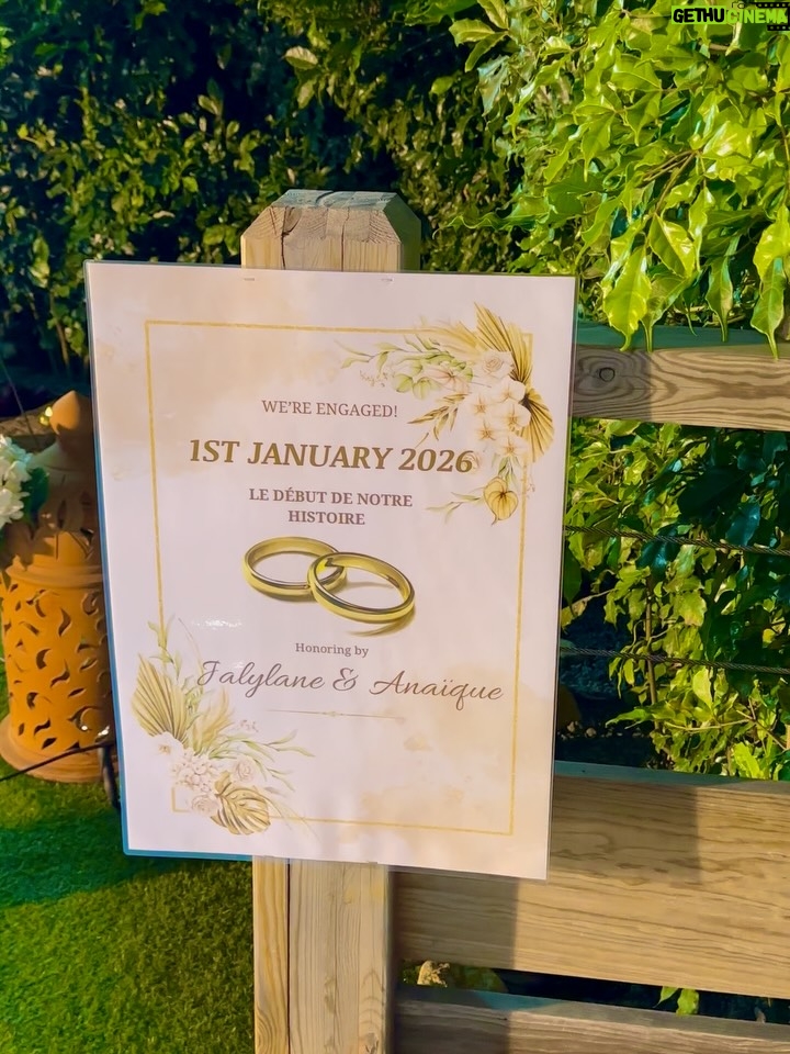 Jalylane Maës - 31.9K Likes - Le 1er janvier 2026, j’ai dit oui.
Un jour qui marquait une année de plus pour moi, et le début de quelque chose de bien plus grand pour nous.
Oui à l’homme de ma vie,
oui à l’amour,
oui à un avenir à deux.
Une décision remplie d’émotion, de certitude et de gratitude.
Parce que l’amour n’est pas une question de quand, mais de ce que l’on vit, de ce que l’on partage et de ce que l’on construit ensemble.
Parce que l’essentiel ne se justifie pas.

Merci à mon fiancé pour cet amour sincère, pour cette promesse et pour la personne extraordinaire qu’il est chaque jour à mes côtés.

Merci du fond du cœur à toutes les personnes présentes pour leur amour et leur bienveillance.
Et une immense reconnaissance à toutes celles et ceux qui ont œuvré, de près ou de loin, pour rendre cette soirée aussi magique et inoubliable.

Le début d’un nouveau chapitre, main dans la main, le cœur plein.
Fiancés 🤍💍
 
📍: @horizon_lodges