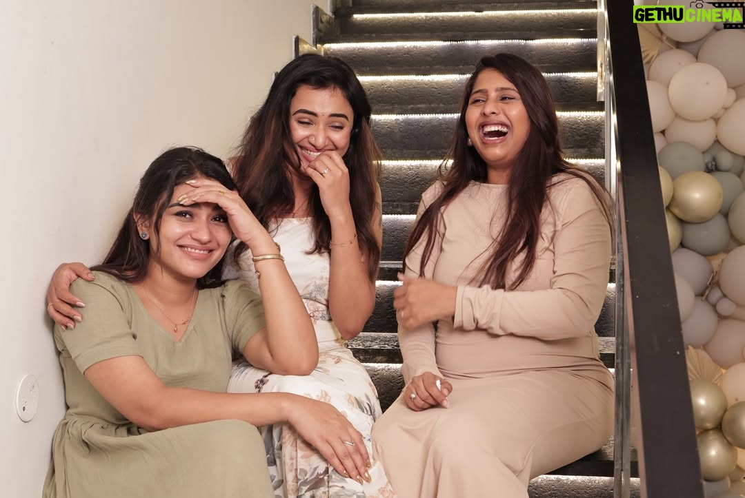 Janani Ashok Kumar - 191.3K Likes - Fun riot of our trio 😅
🧿🧿🧿
#friends #babyshower 
📸: @gk_.photography._