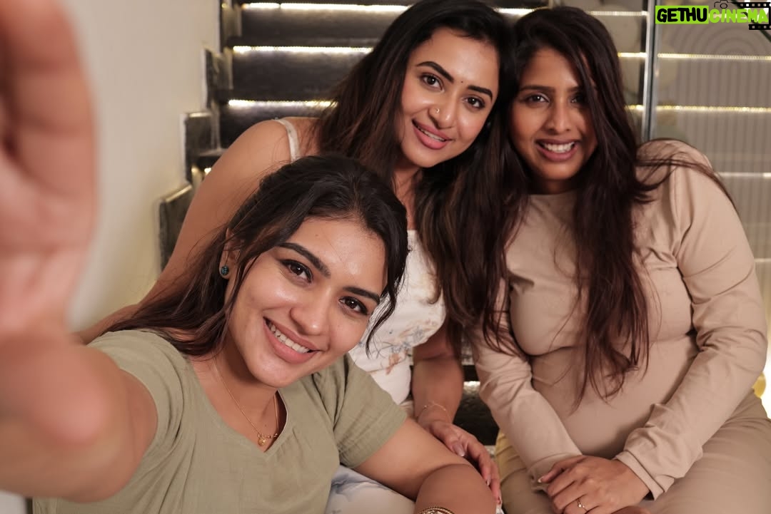 Janani Ashok Kumar - 191.3K Likes - Fun riot of our trio 😅
🧿🧿🧿
#friends #babyshower 
📸: @gk_.photography._