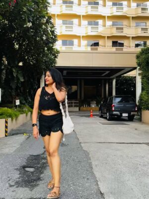 Janani Ashok Kumar Instagram - Bejewelled by the sun 🌞 
-
#jananiashokkumar