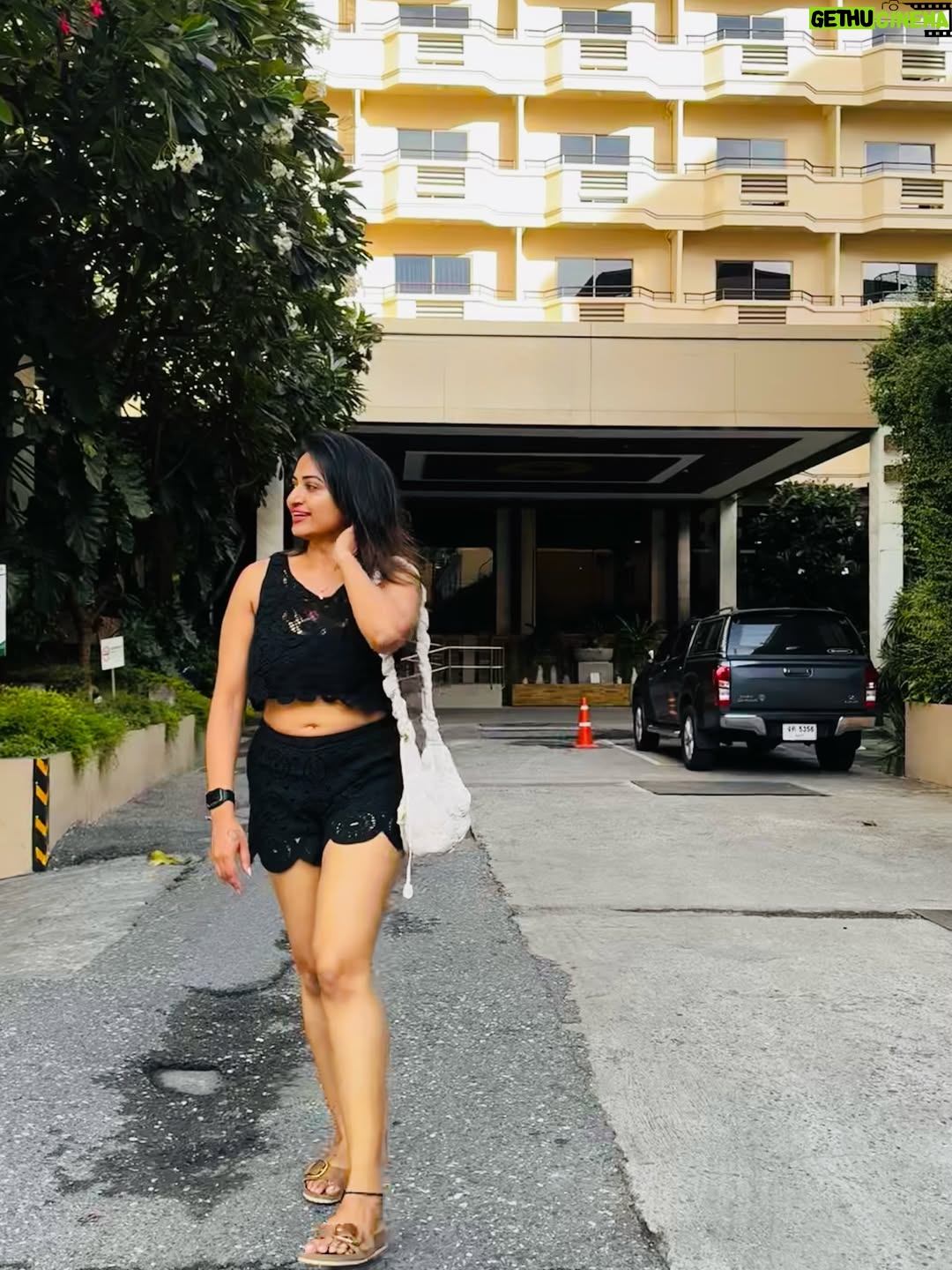 Janani Ashok Kumar - 64.9K Likes - Bejewelled by the sun 🌞 
-
#jananiashokkumar