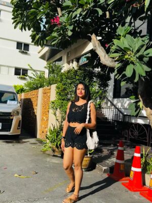 Janani Ashok Kumar Instagram - Bejewelled by the sun 🌞 
-
#jananiashokkumar