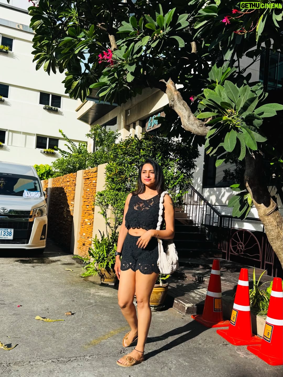 Janani Ashok Kumar - 64.9K Likes - Bejewelled by the sun 🌞 
-
#jananiashokkumar