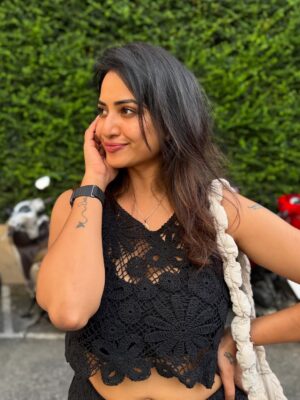 Janani Ashok Kumar Instagram - Bejewelled by the sun 🌞 
-
#jananiashokkumar