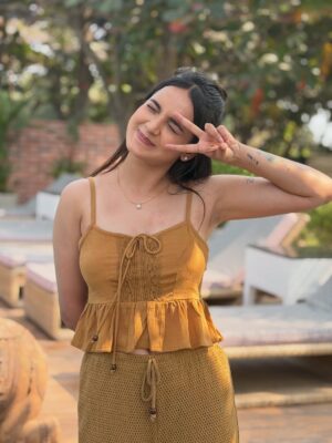 Jasmine Rath Instagram - Drenched in rust,glowing in warmth🤍

#jasminerath