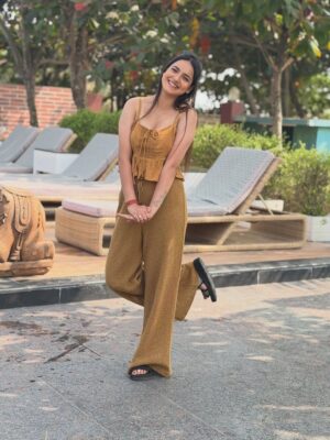 Jasmine Rath Instagram - Drenched in rust,glowing in warmth🤍

#jasminerath