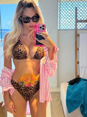 Jessica-Jane Stafford Instagram - @calzedonia 🐆