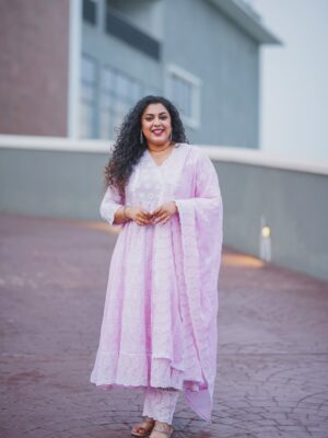 Jewel Mary Instagram - ഈ പടങ്ങളിലും എന്റെ സർജറി സ്കാർ .. അത് ഹീൽ ആയി വന്നപ്പോ ലൂസ് ആയി പോയ സ്കിൻ ! എന്റെ മുഖത്തിന്റെ മാറ്റം ഒക്കെ എന്നെ സങ്കടപെടുത്തുന്നുണ്ട് ! എന്റെ മുഖം മാറിപ്പോയെന്നും .. കഴുത്തൊക്കെ ഭംഗിയില്ലാണ്ടായന്നും .. ഇപ്പോഴും സെൻസേഷൻ തിരിച്ചു വന്നിട്ടില്ലാത്ത കഴുത്തിൽ തടകി ഞാൻ ആലോചിക്കും ! എനിക്ക് ഇപ്പോഴും അവിടെ ഒന്നും തൊട്ടാൽ അറിയില്ല .. ഒരു തരിപ്പ് മാത്രേ ഉള്ളു ! എന്ത് കോമഡി ആണ് ഇതൊക്കെ .. ഈ വക സങ്കട പരാതികൾ ഒക്കെ ബെസ്റ്റീസ് നോട് പറയുമ്പോ അവര് പറയുവ “ ഈ പടത്തിൽ നിന്റെ ചിരി അല്ലാണ്ട് ഒരു കുന്തോം കാണുന്നില്ല സുന്ദരി പെണ്ണെ എന്ന് “ 
ഞാൻ ഒന്നും കൂടെ നോക്കട്ടെ ... നേരാ
നമ്മടെ ലാൽ സാർ തൊമ്മനും മക്കളും സിനിമേല് പറഞ്ഞ പോലെ “ നിന്നെ കാണാൻ പണ്ടാര ഗ്ലാമർ ആടാ പന്നി !!!” 
നേരാ ഞാൻ സുന്ദരിയാ ! ഒരു തരാം 
രണ്ടു തരം ! മൂന്നു തരം ! എന്നോട് എന്തെങ്കിലും ഇത് പോലെ ഉള്ള നല്ല കാര്യങ്ങൾ ഒക്കെ പറയാൻ ഉണ്ടേൽ കമന്റ് ൽ പറഞ്ഞോ ഞാൻ ഒന്ന് വായിച്ചു സന്തോഷിക്കട്ടെ !
This beautiful dress from @vedafashions2025
📸 @pumpkinweddings @jibin__photography