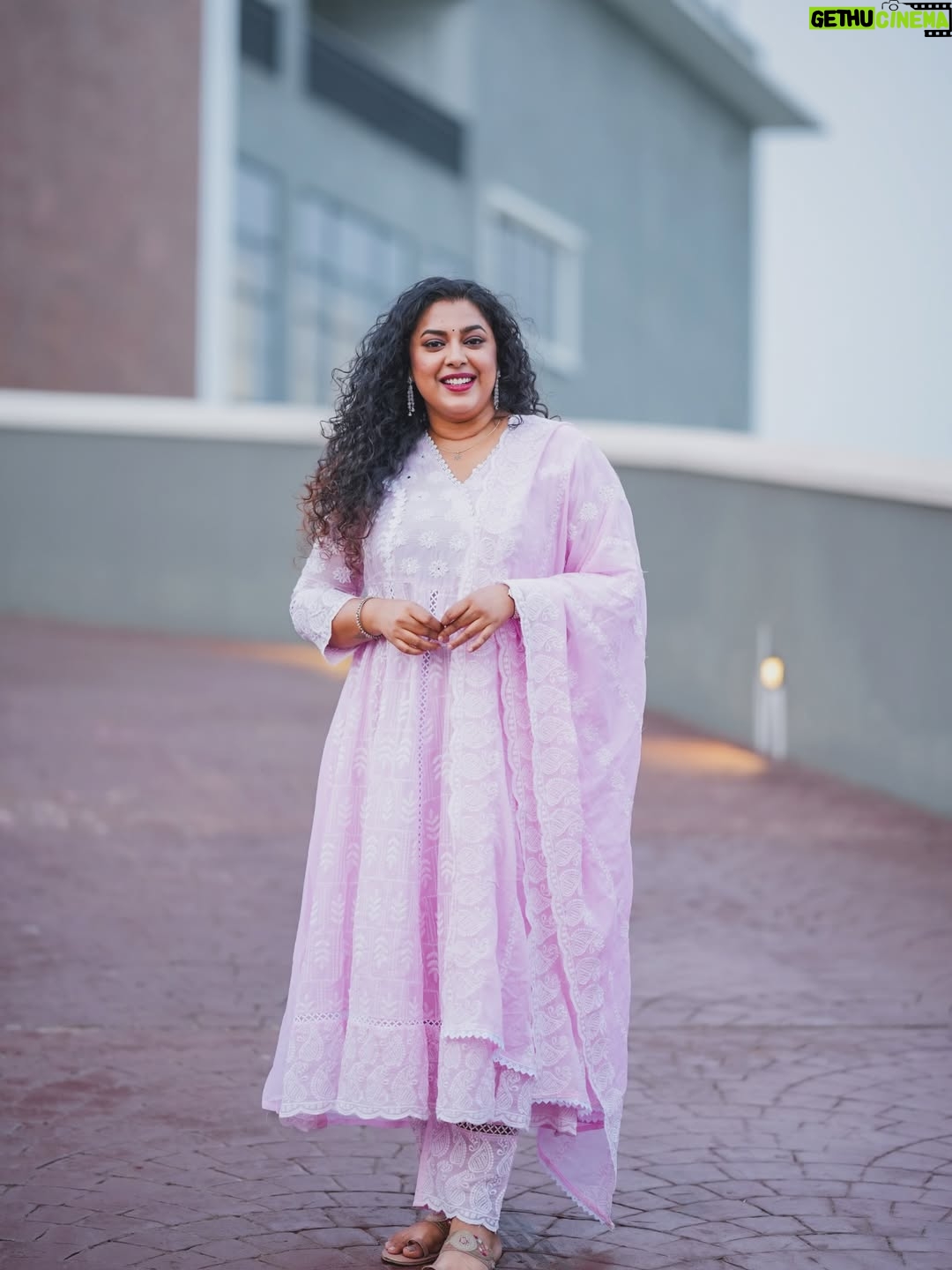 Jewel Mary - 10.2K Likes - ഈ പടങ്ങളിലും എന്റെ സർജറി സ്കാർ .. അത് ഹീൽ ആയി വന്നപ്പോ ലൂസ് ആയി പോയ സ്കിൻ ! എന്റെ മുഖത്തിന്റെ മാറ്റം ഒക്കെ എന്നെ സങ്കടപെടുത്തുന്നുണ്ട് ! എന്റെ മുഖം മാറിപ്പോയെന്നും .. കഴുത്തൊക്കെ ഭംഗിയില്ലാണ്ടായന്നും .. ഇപ്പോഴും സെൻസേഷൻ തിരിച്ചു വന്നിട്ടില്ലാത്ത കഴുത്തിൽ തടകി ഞാൻ ആലോചിക്കും ! എനിക്ക് ഇപ്പോഴും അവിടെ ഒന്നും തൊട്ടാൽ അറിയില്ല .. ഒരു തരിപ്പ് മാത്രേ ഉള്ളു ! എന്ത് കോമഡി ആണ് ഇതൊക്കെ .. ഈ വക സങ്കട പരാതികൾ ഒക്കെ ബെസ്റ്റീസ് നോട് പറയുമ്പോ അവര് പറയുവ “ ഈ പടത്തിൽ നിന്റെ ചിരി അല്ലാണ്ട് ഒരു കുന്തോം കാണുന്നില്ല സുന്ദരി പെണ്ണെ എന്ന് “ 
ഞാൻ ഒന്നും കൂടെ നോക്കട്ടെ ... നേരാ
നമ്മടെ ലാൽ സാർ തൊമ്മനും മക്കളും സിനിമേല് പറഞ്ഞ പോലെ “ നിന്നെ കാണാൻ പണ്ടാര ഗ്ലാമർ ആടാ പന്നി !!!” 
നേരാ ഞാൻ സുന്ദരിയാ ! ഒരു തരാം 
രണ്ടു തരം ! മൂന്നു തരം ! എന്നോട് എന്തെങ്കിലും ഇത് പോലെ ഉള്ള നല്ല കാര്യങ്ങൾ ഒക്കെ പറയാൻ ഉണ്ടേൽ കമന്റ് ൽ പറഞ്ഞോ ഞാൻ ഒന്ന് വായിച്ചു സന്തോഷിക്കട്ടെ !
This beautiful dress from @vedafashions2025
📸 @pumpkinweddings @jibin__photography