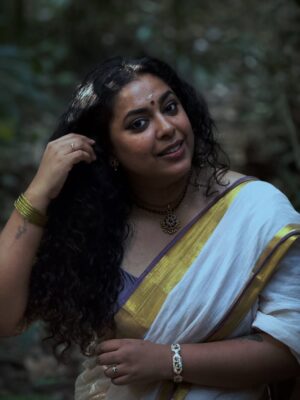 Jewel Mary Instagram - ഞാൻ ചെറിയ കുട്ടിയായിരിക്കുമ്പോൾ എനിക്ക് ഒരു സങ്കൽപം ഉണ്ടായിരുന്നു … ഊഞ്ഞാലാടുന്ന ഒരു യക്ഷി ! എല്ലാരും യക്ഷികഥകളെ പേടിച്ചപ്പോ എനിക്ക് ആ യക്ഷി പെണ്ണ് ഒരു കൂട്ടായിരുന്നു ! ഞാൻ വെറുതെ ജനാലക്കൽ നിന്ന് പുറത്തേക്ക് നോക്കി സങ്കല്പിക്കും നിലവത്തു ചില്ലകൾ വിരിച്ചു നിൽക്കുന്ന വാക മരത്തിന്റെ കൊമ്പിൽ നിന്നും നീളത്തിൽ താണിറങ്ങുന്ന ഒരു ഊഞ്ഞാൽ അതിൽ ഇരുന്നു ആടുന്ന എന്നെ വിളിക്കുന്ന മുടിയഴിച്ചിട്ട സുന്ദരിയായ യക്ഷി … ജാനകിക്കുട്ടിയുടെ കുഞ്ഞാത്തോലിനെ പോലെ … പഠിച്ചു മടുക്കുമ്പൊ എന്നോട് കൊച്ചുവർത്തമാനം പറയാൻ വരുന്ന … കണ്ണാടിയിൽ നോക്കുമ്പോ പിന്നിൽ വന്നു നിൽക്കുന്ന … തന്നെ നടക്കുമ്പോൾ കൂട്ടുവരുന്ന .. എനിക്ക് ഇഷ്ടമല്ലാത്തവർക് ഒക്കെ പനീം ജലദോഷോം ഒക്കെ കൊടുക്കുന്ന … ഒരു ചേച്ചി പെണ്ണ് ! എന്റെ സങ്കല്പങ്ങളിലെ യക്ഷിക്കു എന്റെ തന്നെ മുഖച്ഛായ വരുന്ന പോലെ … പയ്യെ പയ്യെ ഞാൻ ആ ഊഞ്ഞാലുടന്ന ഓർമയിലേക്ക് ലയിക്കുന്ന പോലെ .. എന്റെ ചിരിക്കൊക്കെ ഒരു പ്രദ്ധ്വനി പോലെ … പേടിക്കണ്ടാ നിങ്ങളുടെ ശത്രുക്കൾക്കും പനീം ജലദോഷോം കൊടുക്കാൻ പാകത്തിനുള്ള ഒരു കുഞ്ഞി യക്ഷിയാണ് ! ഒരു ചേച്ചി പെണ്ണ് ♥️🍃🦋