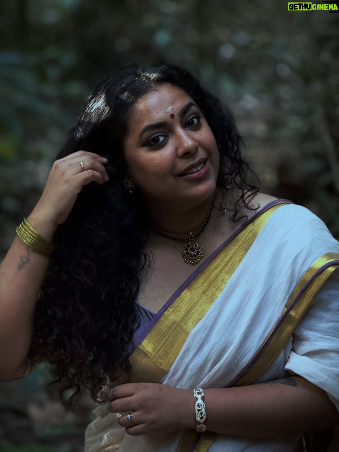 Jewel Mary - 6.6K Likes - ഞാൻ ചെറിയ കുട്ടിയായിരിക്കുമ്പോൾ എനിക്ക് ഒരു സങ്കൽപം ഉണ്ടായിരുന്നു … ഊഞ്ഞാലാടുന്ന ഒരു യക്ഷി ! എല്ലാരും യക്ഷികഥകളെ പേടിച്ചപ്പോ എനിക്ക് ആ യക്ഷി പെണ്ണ് ഒരു കൂട്ടായിരുന്നു ! ഞാൻ വെറുതെ ജനാലക്കൽ നിന്ന് പുറത്തേക്ക് നോക്കി സങ്കല്പിക്കും നിലവത്തു ചില്ലകൾ വിരിച്ചു നിൽക്കുന്ന വാക മരത്തിന്റെ കൊമ്പിൽ നിന്നും നീളത്തിൽ താണിറങ്ങുന്ന ഒരു ഊഞ്ഞാൽ അതിൽ ഇരുന്നു ആടുന്ന എന്നെ വിളിക്കുന്ന മുടിയഴിച്ചിട്ട സുന്ദരിയായ യക്ഷി … ജാനകിക്കുട്ടിയുടെ കുഞ്ഞാത്തോലിനെ പോലെ … പഠിച്ചു മടുക്കുമ്പൊ എന്നോട് കൊച്ചുവർത്തമാനം പറയാൻ വരുന്ന … കണ്ണാടിയിൽ നോക്കുമ്പോ പിന്നിൽ വന്നു നിൽക്കുന്ന … തന്നെ നടക്കുമ്പോൾ കൂട്ടുവരുന്ന .. എനിക്ക് ഇഷ്ടമല്ലാത്തവർക് ഒക്കെ പനീം ജലദോഷോം ഒക്കെ കൊടുക്കുന്ന … ഒരു ചേച്ചി പെണ്ണ് ! എന്റെ സങ്കല്പങ്ങളിലെ യക്ഷിക്കു എന്റെ തന്നെ മുഖച്ഛായ വരുന്ന പോലെ … പയ്യെ പയ്യെ ഞാൻ ആ ഊഞ്ഞാലുടന്ന ഓർമയിലേക്ക് ലയിക്കുന്ന പോലെ .. എന്റെ ചിരിക്കൊക്കെ ഒരു പ്രദ്ധ്വനി പോലെ … പേടിക്കണ്ടാ നിങ്ങളുടെ ശത്രുക്കൾക്കും പനീം ജലദോഷോം കൊടുക്കാൻ പാകത്തിനുള്ള ഒരു കുഞ്ഞി യക്ഷിയാണ് ! ഒരു ചേച്ചി പെണ്ണ് ♥️🍃🦋