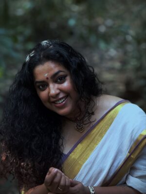 Jewel Mary Instagram - ഞാൻ ചെറിയ കുട്ടിയായിരിക്കുമ്പോൾ എനിക്ക് ഒരു സങ്കൽപം ഉണ്ടായിരുന്നു … ഊഞ്ഞാലാടുന്ന ഒരു യക്ഷി ! എല്ലാരും യക്ഷികഥകളെ പേടിച്ചപ്പോ എനിക്ക് ആ യക്ഷി പെണ്ണ് ഒരു കൂട്ടായിരുന്നു ! ഞാൻ വെറുതെ ജനാലക്കൽ നിന്ന് പുറത്തേക്ക് നോക്കി സങ്കല്പിക്കും നിലവത്തു ചില്ലകൾ വിരിച്ചു നിൽക്കുന്ന വാക മരത്തിന്റെ കൊമ്പിൽ നിന്നും നീളത്തിൽ താണിറങ്ങുന്ന ഒരു ഊഞ്ഞാൽ അതിൽ ഇരുന്നു ആടുന്ന എന്നെ വിളിക്കുന്ന മുടിയഴിച്ചിട്ട സുന്ദരിയായ യക്ഷി … ജാനകിക്കുട്ടിയുടെ കുഞ്ഞാത്തോലിനെ പോലെ … പഠിച്ചു മടുക്കുമ്പൊ എന്നോട് കൊച്ചുവർത്തമാനം പറയാൻ വരുന്ന … കണ്ണാടിയിൽ നോക്കുമ്പോ പിന്നിൽ വന്നു നിൽക്കുന്ന … തന്നെ നടക്കുമ്പോൾ കൂട്ടുവരുന്ന .. എനിക്ക് ഇഷ്ടമല്ലാത്തവർക് ഒക്കെ പനീം ജലദോഷോം ഒക്കെ കൊടുക്കുന്ന … ഒരു ചേച്ചി പെണ്ണ് ! എന്റെ സങ്കല്പങ്ങളിലെ യക്ഷിക്കു എന്റെ തന്നെ മുഖച്ഛായ വരുന്ന പോലെ … പയ്യെ പയ്യെ ഞാൻ ആ ഊഞ്ഞാലുടന്ന ഓർമയിലേക്ക് ലയിക്കുന്ന പോലെ .. എന്റെ ചിരിക്കൊക്കെ ഒരു പ്രദ്ധ്വനി പോലെ … പേടിക്കണ്ടാ നിങ്ങളുടെ ശത്രുക്കൾക്കും പനീം ജലദോഷോം കൊടുക്കാൻ പാകത്തിനുള്ള ഒരു കുഞ്ഞി യക്ഷിയാണ് ! ഒരു ചേച്ചി പെണ്ണ് ♥️🍃🦋