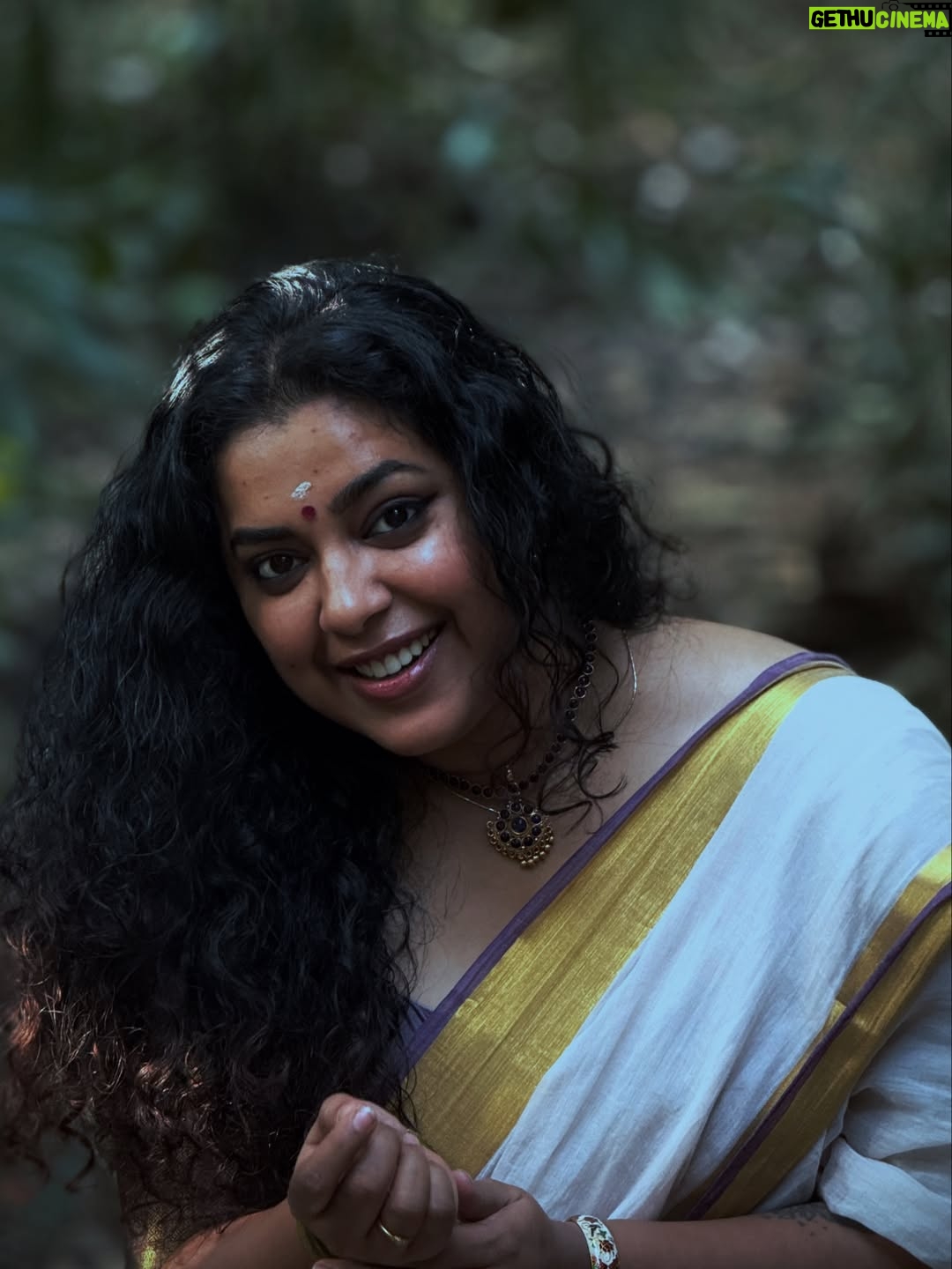 Jewel Mary - 6.6K Likes - ഞാൻ ചെറിയ കുട്ടിയായിരിക്കുമ്പോൾ എനിക്ക് ഒരു സങ്കൽപം ഉണ്ടായിരുന്നു … ഊഞ്ഞാലാടുന്ന ഒരു യക്ഷി ! എല്ലാരും യക്ഷികഥകളെ പേടിച്ചപ്പോ എനിക്ക് ആ യക്ഷി പെണ്ണ് ഒരു കൂട്ടായിരുന്നു ! ഞാൻ വെറുതെ ജനാലക്കൽ നിന്ന് പുറത്തേക്ക് നോക്കി സങ്കല്പിക്കും നിലവത്തു ചില്ലകൾ വിരിച്ചു നിൽക്കുന്ന വാക മരത്തിന്റെ കൊമ്പിൽ നിന്നും നീളത്തിൽ താണിറങ്ങുന്ന ഒരു ഊഞ്ഞാൽ അതിൽ ഇരുന്നു ആടുന്ന എന്നെ വിളിക്കുന്ന മുടിയഴിച്ചിട്ട സുന്ദരിയായ യക്ഷി … ജാനകിക്കുട്ടിയുടെ കുഞ്ഞാത്തോലിനെ പോലെ … പഠിച്ചു മടുക്കുമ്പൊ എന്നോട് കൊച്ചുവർത്തമാനം പറയാൻ വരുന്ന … കണ്ണാടിയിൽ നോക്കുമ്പോ പിന്നിൽ വന്നു നിൽക്കുന്ന … തന്നെ നടക്കുമ്പോൾ കൂട്ടുവരുന്ന .. എനിക്ക് ഇഷ്ടമല്ലാത്തവർക് ഒക്കെ പനീം ജലദോഷോം ഒക്കെ കൊടുക്കുന്ന … ഒരു ചേച്ചി പെണ്ണ് ! എന്റെ സങ്കല്പങ്ങളിലെ യക്ഷിക്കു എന്റെ തന്നെ മുഖച്ഛായ വരുന്ന പോലെ … പയ്യെ പയ്യെ ഞാൻ ആ ഊഞ്ഞാലുടന്ന ഓർമയിലേക്ക് ലയിക്കുന്ന പോലെ .. എന്റെ ചിരിക്കൊക്കെ ഒരു പ്രദ്ധ്വനി പോലെ … പേടിക്കണ്ടാ നിങ്ങളുടെ ശത്രുക്കൾക്കും പനീം ജലദോഷോം കൊടുക്കാൻ പാകത്തിനുള്ള ഒരു കുഞ്ഞി യക്ഷിയാണ് ! ഒരു ചേച്ചി പെണ്ണ് ♥️🍃🦋
