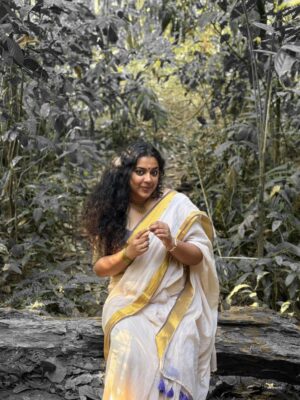 Jewel Mary Instagram - ഇരിങ്ങോൾ കാവ് 
വനദുർഗയുടെ വാസസ്ഥലം . വനത്തിൽ ദേവി വന്നു  ഇരുന്ന ഇടമാണത്രെ ! അവൾ ഇരുന്ന ഇടം ഇരുന്നവൾ കാവ് ആയി ... നാട്ടു ഭാഷയിൽ ഇരിങ്ങോൾ കാവ് എന്നും !കാവിനുള്ളിൽ ഒരു അപ്പൂപ്പൻ താടി വിത്ത് പോലെ നിന്നു ഞാൻ ... ഒരു കാറ്റടിച്ചാ പറന്നു പോകാൻ പാകത്തിന് അത്രയ്ക്കും ഭാരമില്ലാതെ ... പോകാൻ നേരം ഞാൻ പറഞ്ഞു "പോയിട്ട് വരാട്ടോ ! "
മ്മ്മ്മ്മ് ......... കാറ്റിൽ ഒരു മൂളക്കം കേട്ടുവോ ?!!!