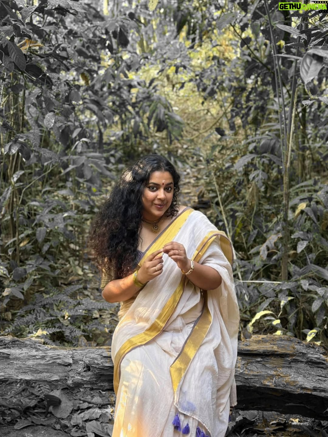 Jewel Mary - 39.2K Likes - ഇരിങ്ങോൾ കാവ് 
വനദുർഗയുടെ വാസസ്ഥലം . വനത്തിൽ ദേവി വന്നു  ഇരുന്ന ഇടമാണത്രെ ! അവൾ ഇരുന്ന ഇടം ഇരുന്നവൾ കാവ് ആയി ... നാട്ടു ഭാഷയിൽ ഇരിങ്ങോൾ കാവ് എന്നും !കാവിനുള്ളിൽ ഒരു അപ്പൂപ്പൻ താടി വിത്ത് പോലെ നിന്നു ഞാൻ ... ഒരു കാറ്റടിച്ചാ പറന്നു പോകാൻ പാകത്തിന് അത്രയ്ക്കും ഭാരമില്ലാതെ ... പോകാൻ നേരം ഞാൻ പറഞ്ഞു "പോയിട്ട് വരാട്ടോ ! "
മ്മ്മ്മ്മ് ......... കാറ്റിൽ ഒരു മൂളക്കം കേട്ടുവോ ?!!!