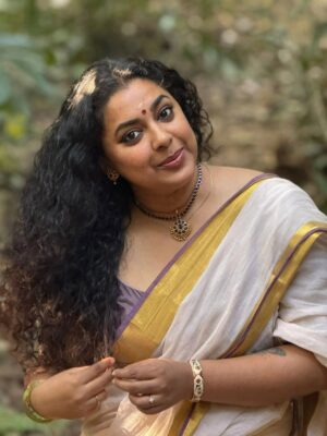 Jewel Mary Instagram - ഇരിങ്ങോൾ കാവ് 
വനദുർഗയുടെ വാസസ്ഥലം . വനത്തിൽ ദേവി വന്നു  ഇരുന്ന ഇടമാണത്രെ ! അവൾ ഇരുന്ന ഇടം ഇരുന്നവൾ കാവ് ആയി ... നാട്ടു ഭാഷയിൽ ഇരിങ്ങോൾ കാവ് എന്നും !കാവിനുള്ളിൽ ഒരു അപ്പൂപ്പൻ താടി വിത്ത് പോലെ നിന്നു ഞാൻ ... ഒരു കാറ്റടിച്ചാ പറന്നു പോകാൻ പാകത്തിന് അത്രയ്ക്കും ഭാരമില്ലാതെ ... പോകാൻ നേരം ഞാൻ പറഞ്ഞു "പോയിട്ട് വരാട്ടോ ! "
മ്മ്മ്മ്മ് ......... കാറ്റിൽ ഒരു മൂളക്കം കേട്ടുവോ ?!!!