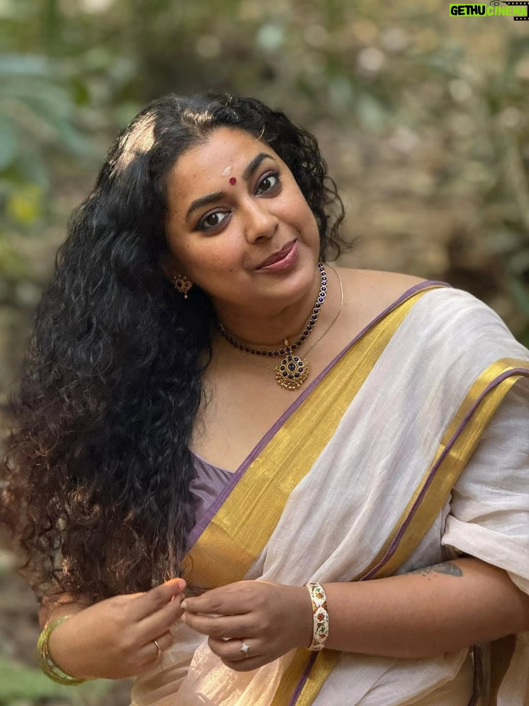Jewel Mary - 39.2K Likes - ഇരിങ്ങോൾ കാവ് 
വനദുർഗയുടെ വാസസ്ഥലം . വനത്തിൽ ദേവി വന്നു  ഇരുന്ന ഇടമാണത്രെ ! അവൾ ഇരുന്ന ഇടം ഇരുന്നവൾ കാവ് ആയി ... നാട്ടു ഭാഷയിൽ ഇരിങ്ങോൾ കാവ് എന്നും !കാവിനുള്ളിൽ ഒരു അപ്പൂപ്പൻ താടി വിത്ത് പോലെ നിന്നു ഞാൻ ... ഒരു കാറ്റടിച്ചാ പറന്നു പോകാൻ പാകത്തിന് അത്രയ്ക്കും ഭാരമില്ലാതെ ... പോകാൻ നേരം ഞാൻ പറഞ്ഞു "പോയിട്ട് വരാട്ടോ ! "
മ്മ്മ്മ്മ് ......... കാറ്റിൽ ഒരു മൂളക്കം കേട്ടുവോ ?!!!