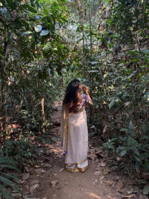 Jewel Mary Instagram - ഇരിങ്ങോൾ കാവ് 
വനദുർഗയുടെ വാസസ്ഥലം . വനത്തിൽ ദേവി വന്നു  ഇരുന്ന ഇടമാണത്രെ ! അവൾ ഇരുന്ന ഇടം ഇരുന്നവൾ കാവ് ആയി ... നാട്ടു ഭാഷയിൽ ഇരിങ്ങോൾ കാവ് എന്നും !കാവിനുള്ളിൽ ഒരു അപ്പൂപ്പൻ താടി വിത്ത് പോലെ നിന്നു ഞാൻ ... ഒരു കാറ്റടിച്ചാ പറന്നു പോകാൻ പാകത്തിന് അത്രയ്ക്കും ഭാരമില്ലാതെ ... പോകാൻ നേരം ഞാൻ പറഞ്ഞു "പോയിട്ട് വരാട്ടോ ! "
മ്മ്മ്മ്മ് ......... കാറ്റിൽ ഒരു മൂളക്കം കേട്ടുവോ ?!!!