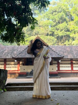 Jewel Mary Instagram - ഇരിങ്ങോൾ കാവ് 
വനദുർഗയുടെ വാസസ്ഥലം . വനത്തിൽ ദേവി വന്നു  ഇരുന്ന ഇടമാണത്രെ ! അവൾ ഇരുന്ന ഇടം ഇരുന്നവൾ കാവ് ആയി ... നാട്ടു ഭാഷയിൽ ഇരിങ്ങോൾ കാവ് എന്നും !കാവിനുള്ളിൽ ഒരു അപ്പൂപ്പൻ താടി വിത്ത് പോലെ നിന്നു ഞാൻ ... ഒരു കാറ്റടിച്ചാ പറന്നു പോകാൻ പാകത്തിന് അത്രയ്ക്കും ഭാരമില്ലാതെ ... പോകാൻ നേരം ഞാൻ പറഞ്ഞു "പോയിട്ട് വരാട്ടോ ! "
മ്മ്മ്മ്മ് ......... കാറ്റിൽ ഒരു മൂളക്കം കേട്ടുവോ ?!!!
