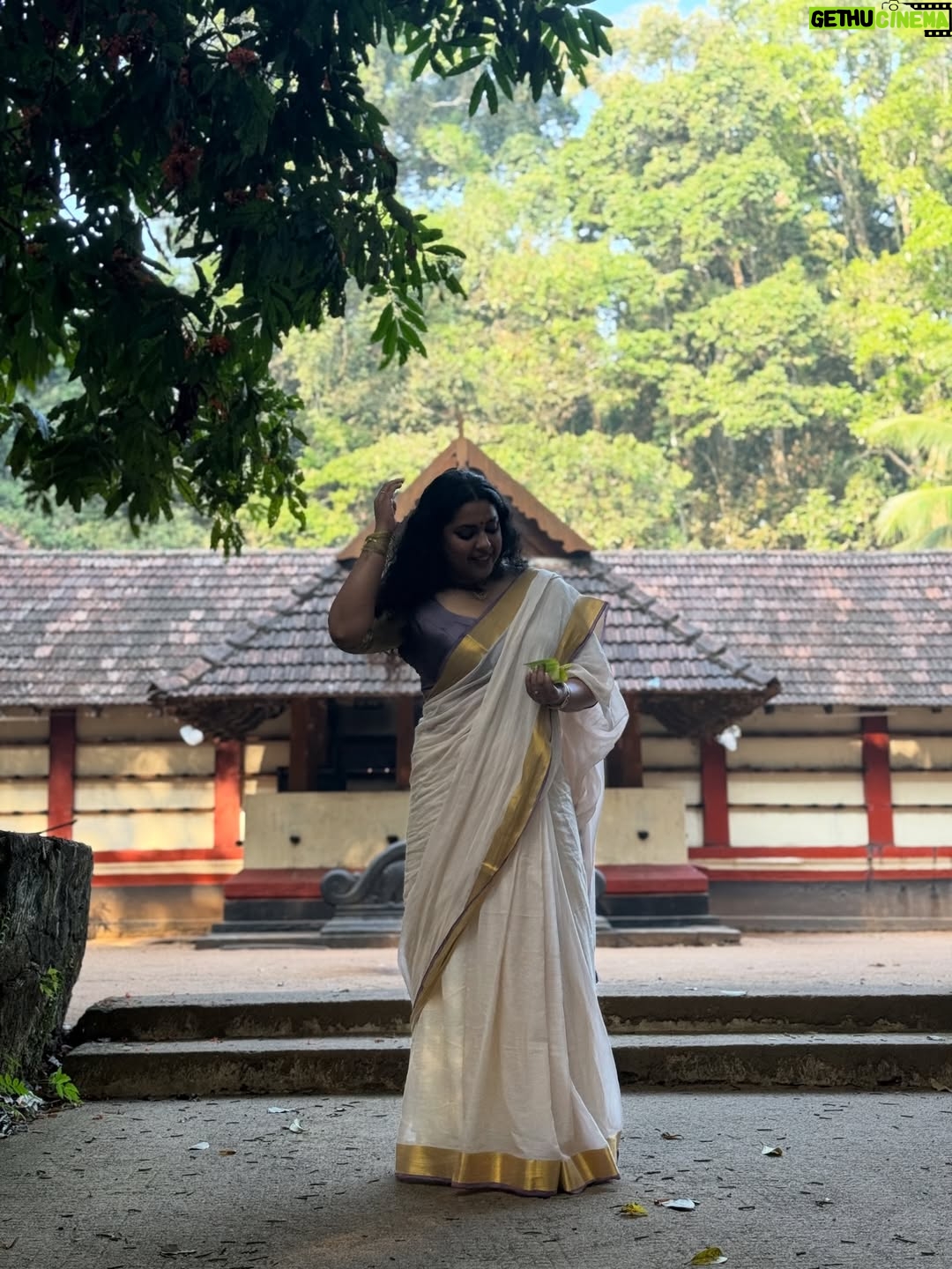 Jewel Mary - 39.2K Likes - ഇരിങ്ങോൾ കാവ് 
വനദുർഗയുടെ വാസസ്ഥലം . വനത്തിൽ ദേവി വന്നു  ഇരുന്ന ഇടമാണത്രെ ! അവൾ ഇരുന്ന ഇടം ഇരുന്നവൾ കാവ് ആയി ... നാട്ടു ഭാഷയിൽ ഇരിങ്ങോൾ കാവ് എന്നും !കാവിനുള്ളിൽ ഒരു അപ്പൂപ്പൻ താടി വിത്ത് പോലെ നിന്നു ഞാൻ ... ഒരു കാറ്റടിച്ചാ പറന്നു പോകാൻ പാകത്തിന് അത്രയ്ക്കും ഭാരമില്ലാതെ ... പോകാൻ നേരം ഞാൻ പറഞ്ഞു "പോയിട്ട് വരാട്ടോ ! "
മ്മ്മ്മ്മ് ......... കാറ്റിൽ ഒരു മൂളക്കം കേട്ടുവോ ?!!!