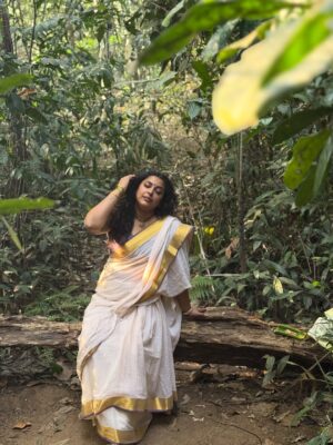 Jewel Mary Instagram - ഇരിങ്ങോൾ കാവ് 
വനദുർഗയുടെ വാസസ്ഥലം . വനത്തിൽ ദേവി വന്നു  ഇരുന്ന ഇടമാണത്രെ ! അവൾ ഇരുന്ന ഇടം ഇരുന്നവൾ കാവ് ആയി ... നാട്ടു ഭാഷയിൽ ഇരിങ്ങോൾ കാവ് എന്നും !കാവിനുള്ളിൽ ഒരു അപ്പൂപ്പൻ താടി വിത്ത് പോലെ നിന്നു ഞാൻ ... ഒരു കാറ്റടിച്ചാ പറന്നു പോകാൻ പാകത്തിന് അത്രയ്ക്കും ഭാരമില്ലാതെ ... പോകാൻ നേരം ഞാൻ പറഞ്ഞു "പോയിട്ട് വരാട്ടോ ! "
മ്മ്മ്മ്മ് ......... കാറ്റിൽ ഒരു മൂളക്കം കേട്ടുവോ ?!!!