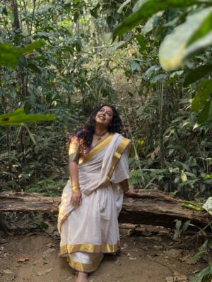 Jewel Mary Instagram - ഇരിങ്ങോൾ കാവ് 
വനദുർഗയുടെ വാസസ്ഥലം . വനത്തിൽ ദേവി വന്നു  ഇരുന്ന ഇടമാണത്രെ ! അവൾ ഇരുന്ന ഇടം ഇരുന്നവൾ കാവ് ആയി ... നാട്ടു ഭാഷയിൽ ഇരിങ്ങോൾ കാവ് എന്നും !കാവിനുള്ളിൽ ഒരു അപ്പൂപ്പൻ താടി വിത്ത് പോലെ നിന്നു ഞാൻ ... ഒരു കാറ്റടിച്ചാ പറന്നു പോകാൻ പാകത്തിന് അത്രയ്ക്കും ഭാരമില്ലാതെ ... പോകാൻ നേരം ഞാൻ പറഞ്ഞു "പോയിട്ട് വരാട്ടോ ! "
മ്മ്മ്മ്മ് ......... കാറ്റിൽ ഒരു മൂളക്കം കേട്ടുവോ ?!!!