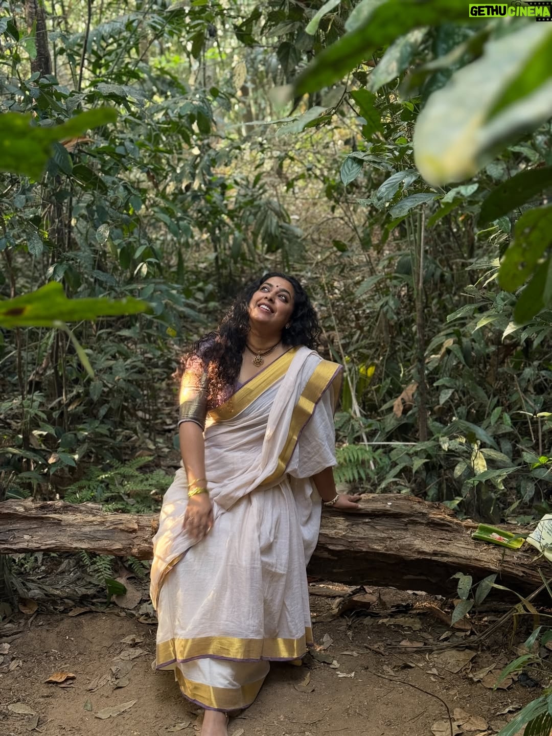 Jewel Mary - 39.2K Likes - ഇരിങ്ങോൾ കാവ് 
വനദുർഗയുടെ വാസസ്ഥലം . വനത്തിൽ ദേവി വന്നു  ഇരുന്ന ഇടമാണത്രെ ! അവൾ ഇരുന്ന ഇടം ഇരുന്നവൾ കാവ് ആയി ... നാട്ടു ഭാഷയിൽ ഇരിങ്ങോൾ കാവ് എന്നും !കാവിനുള്ളിൽ ഒരു അപ്പൂപ്പൻ താടി വിത്ത് പോലെ നിന്നു ഞാൻ ... ഒരു കാറ്റടിച്ചാ പറന്നു പോകാൻ പാകത്തിന് അത്രയ്ക്കും ഭാരമില്ലാതെ ... പോകാൻ നേരം ഞാൻ പറഞ്ഞു "പോയിട്ട് വരാട്ടോ ! "
മ്മ്മ്മ്മ് ......... കാറ്റിൽ ഒരു മൂളക്കം കേട്ടുവോ ?!!!