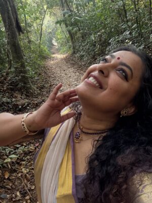 Jewel Mary Instagram - ഇരിങ്ങോൾ കാവ് 
വനദുർഗയുടെ വാസസ്ഥലം . വനത്തിൽ ദേവി വന്നു  ഇരുന്ന ഇടമാണത്രെ ! അവൾ ഇരുന്ന ഇടം ഇരുന്നവൾ കാവ് ആയി ... നാട്ടു ഭാഷയിൽ ഇരിങ്ങോൾ കാവ് എന്നും !കാവിനുള്ളിൽ ഒരു അപ്പൂപ്പൻ താടി വിത്ത് പോലെ നിന്നു ഞാൻ ... ഒരു കാറ്റടിച്ചാ പറന്നു പോകാൻ പാകത്തിന് അത്രയ്ക്കും ഭാരമില്ലാതെ ... പോകാൻ നേരം ഞാൻ പറഞ്ഞു "പോയിട്ട് വരാട്ടോ ! "
മ്മ്മ്മ്മ് ......... കാറ്റിൽ ഒരു മൂളക്കം കേട്ടുവോ ?!!!