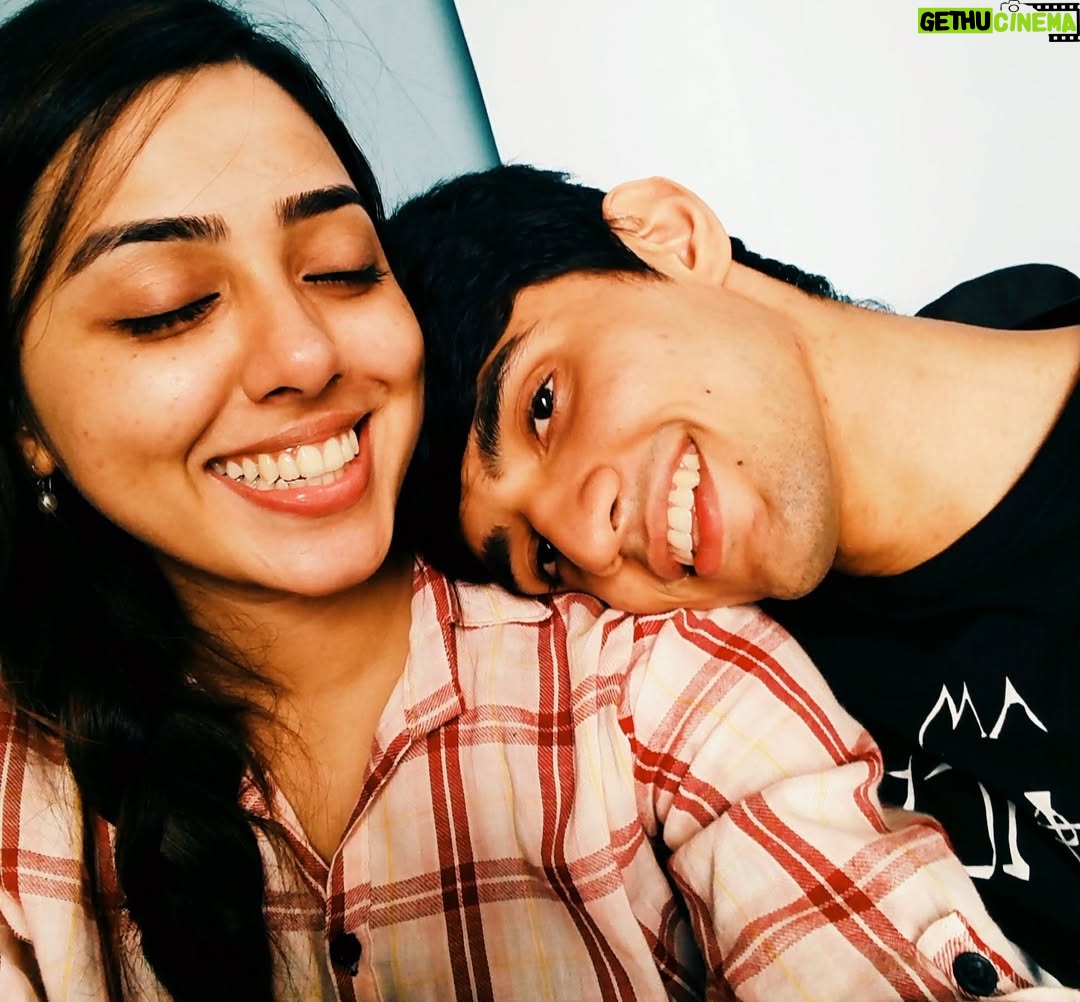 Jheel Mehta - 108.6K Likes - Is 2016 back? Hahaha, had to hop on this trend. I can’t believe how difficult it was to find pictures without a filter or effect on😂 LOVEDDDD Retrica btw. #2016 #throwbackthursday