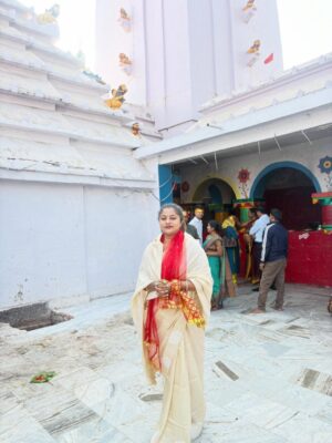Jhilik Bhattacharjee Instagram - Had a blissful Makar Sankranti visiting Maa Biraja & Jama Maa Sata Bhouni filled my heart with peace 🙏🏻🌺