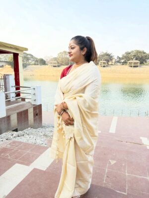 Jhilik Bhattacharjee Instagram - Had a blissful Makar Sankranti visiting Maa Biraja & Jama Maa Sata Bhouni filled my heart with peace 🙏🏻🌺