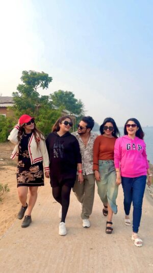 Jhilik Bhattacharjee Instagram - This is how a good year should end 😎
.
Costliest Collab Ever !!🤪
#swarajbarik #riyadey #jhilikbhatacharjee #debjani #poonammishra