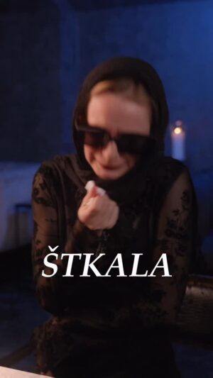 Jiřina Daňhelová Instagram - Hele jaký písně vás ješte napadaj ? 
Firework od Katy Perry už mi přišel blbej. 

Nepodceňujte to a předcházejte všem chmurám. 
S @altoaessentials Vas nedostanou ! 

( Mají tam dárky pro celou rodinu. Třeba typ ,,balance- uleva v menopauze” nebo ,,core- celostní zdraví prostaty” Ja tam naberu vanocni darky pro celou rodinu, snad se neurazej)