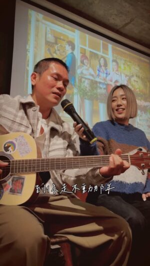 Joanne Yang Instagram - 十年前，我就好喜歡《十年》這首歌～
（不是陳奕迅的十年）

這首好浪漫！
是讓婚姻續約，希望做好每一個承諾～
到老也想牽著彼此的手的那種陪伴～

🥰🥰🥰

昨日 @realgutscafe.taipei  的活動
再一次聽見 @john_suming  哥的現場版
依然好喜歡～

最後還有一個對導演的期待與祝福！

（我超級近距離的視角🤭分享給大家）

#十年 #52hziloveyou