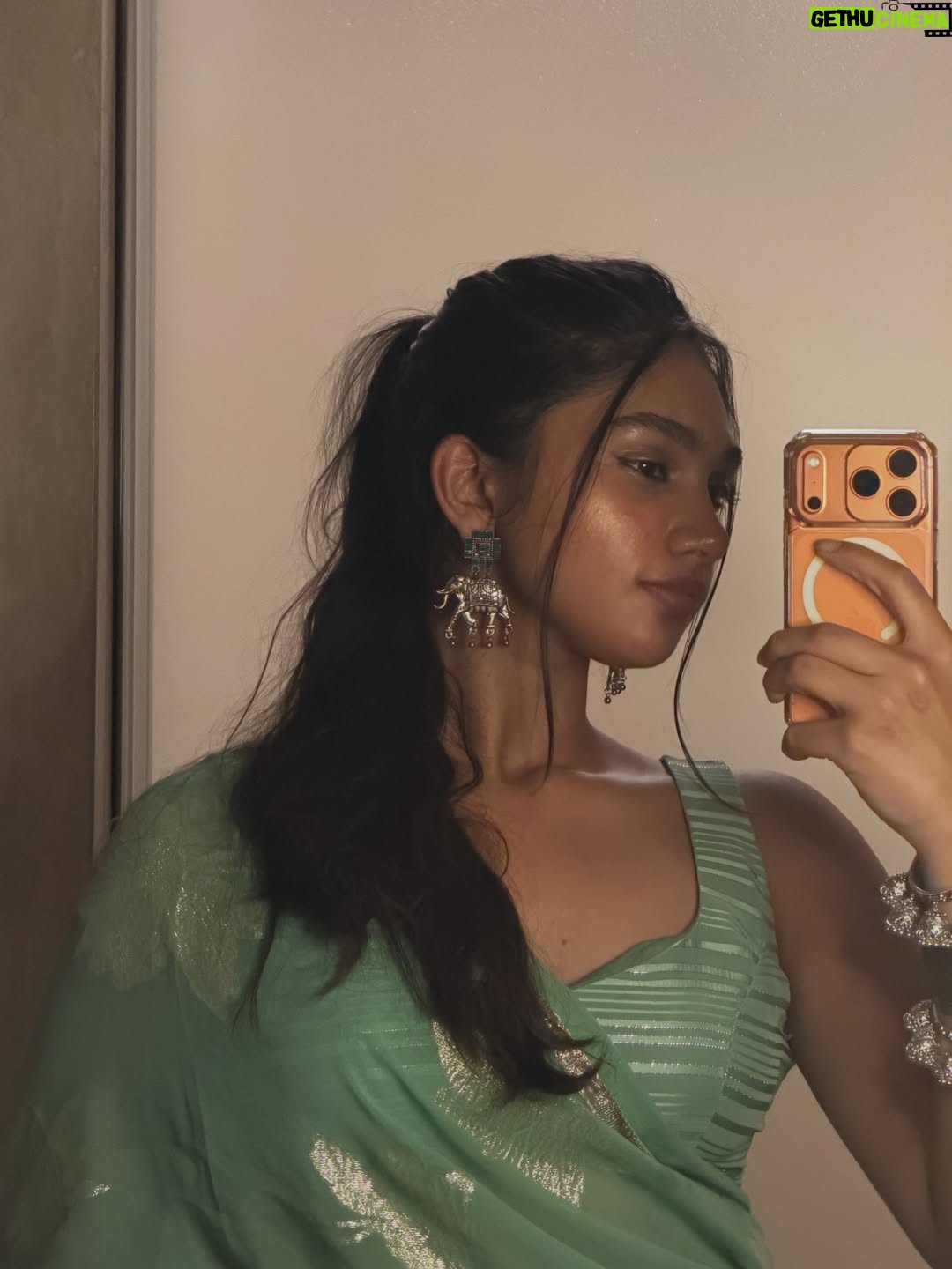 Jovika vijaykumar - 59.6K Likes - Unleash the pachai podavai pictures 🦚