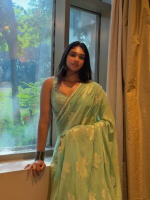 Jovika vijaykumar Instagram - இனிய பொங்கல் நல்வாழ்த்துக்கள் & సంక్రాంతి శుభాకాంక్షలు ❤️
Thank you @starambika aunty for your lovely saree 🥰
Thank you for the pictures @rahuldev1177 uncleee 💕
