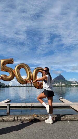 Júlia Mendes Instagram - Que alegria imensa acordar com todos esses efeitos colaterais! (Dessa vez os cientistas acertaram kkkk) São tantos anos trabalhando dia e noite nesse Instagram, criando histórias, escrevendo roteiros, pensando em temas, surtando com o algoritmo e, principalmente, sendo muito feliz com vocês! Feliz porque aqui eu posso ser quem eu sou. Posso errar, rir de mim mesma, pensar em voz alta, mudar de ideia, emocionar e claro: me divertir! Vocês nunca foram número. Sempre foram troca, conversa, e um feliz encontro. Obrigada por ficarem, por confiarem, por caminharem comigo e alguns por estarem aqui desde que tudo era mato. Que a gente siga juntos, criando, sentindo, vivendo! Com todos os efeitos colaterais que temos direito! Afinal, só sente quem está vivo!!!! E eu estou me sentindo muito feliz!!!!!♥️♥️♥️♥️