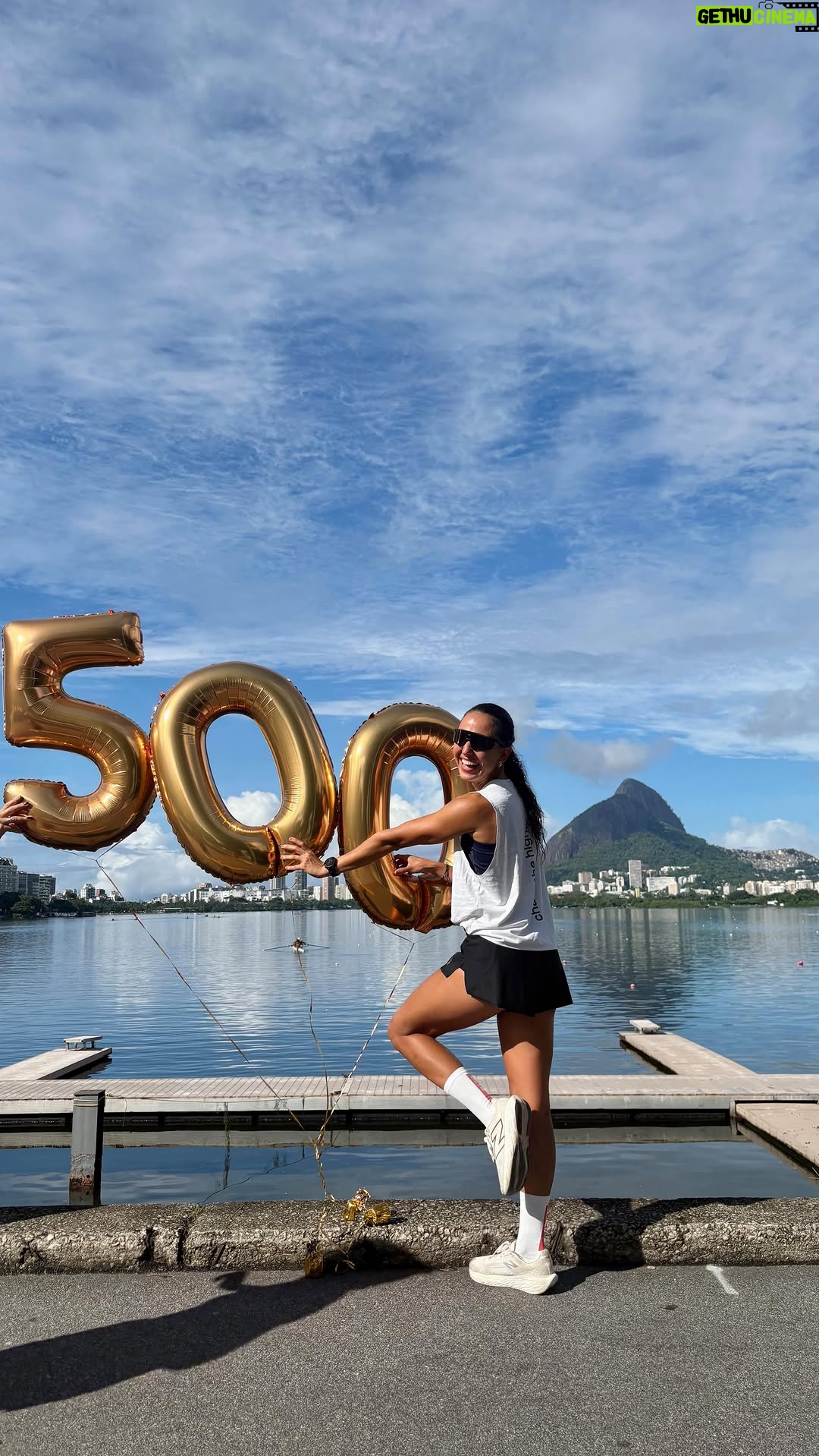 Júlia Mendes - 5.4K Likes - Que alegria imensa acordar com todos esses efeitos colaterais! (Dessa vez os cientistas acertaram kkkk) São tantos anos trabalhando dia e noite nesse Instagram, criando histórias, escrevendo roteiros, pensando em temas, surtando com o algoritmo e, principalmente, sendo muito feliz com vocês! Feliz porque aqui eu posso ser quem eu sou. Posso errar, rir de mim mesma, pensar em voz alta, mudar de ideia, emocionar e claro: me divertir! Vocês nunca foram número. Sempre foram troca, conversa, e um feliz encontro. Obrigada por ficarem, por confiarem, por caminharem comigo e alguns por estarem aqui desde que tudo era mato. Que a gente siga juntos, criando, sentindo, vivendo! Com todos os efeitos colaterais que temos direito! Afinal, só sente quem está vivo!!!! E eu estou me sentindo muito feliz!!!!!♥️♥️♥️♥️