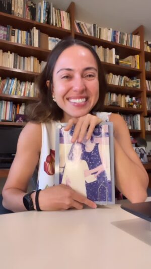 Júlia Mendes Instagram - Obrigada a mim, por não ter desistido. Obrigada a @editorarocco por tornar isso possível. E a vocês, que são minha fonte de inspiração e vivem me empurrando pra frente. E claro, à minha mãe, força motora de tudo.
Em breve, mais notícias.♥️🥹📕