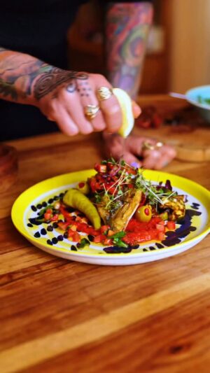 Kamila Rundusová Instagram - Když mě Burga oslovila s nápadem vytvořit recept podle jejich foodie krytů na telefon, vzala jsem to jako výzvu. Jahody? Ryba? Nakládané papričky? Why not!
Vymyslela jsem jednoduché jídlo inspirované barvami a energií jejich designu — a při tom jsem si ověřila, že jejich produkty nejsou jen stylové, ale hlavně kvalitní 📱👌
Burga, díky za milou spolupráci🖤
RECEPT:
1. Ryba
Celou makrelu vyfiletuj a lehce osol. Na pánvi rozehřej trochu olivového oleje a filety opeč z obou stran dozlatova nejprve osušenou kůží dolů — kůže by měla být krásně křupavá.
2. Základ na talíři
Na talíř rozetři vrstvu rajčatového ajvaru. Přidej pár kousků rajčat a jablek — upečených dozlatova (např. v air fryeru) dodají sladkost a krásnou šťavnatost.
3. Salsa
Nakrájej rajčata a jahody na drobné kostičky. Smíchej s citronovou šťávou, nasekanou petrželkou a špetkou soli. Nech chvíli odležet, aby se chutě spojily.
4. Servírování
Na ajvar polož opečenou makrelu. Navrch naservíruj jahodovo-rajčatovou salsu.
Na talíř přidej kvalitní olivy a pár nakládaných papriček pro kyselý kontrast.
5. Dokončení
Zakápni olivovým olejem a posyp čerstvou Maldon solí.
Jednoduché, barevné, svěží. Přesně jako foodie designs @burgaofficial
#spoluprace #burga #burgaczech
video by @solar__petr