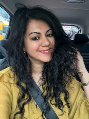 Kamna Jethmalani Instagram - What do you do when there’s traffic on road??? You click selfies😁 And then you have good hair and skin day… OMG that’s perfect 🤣
Have a wonderful weekend guys 💕