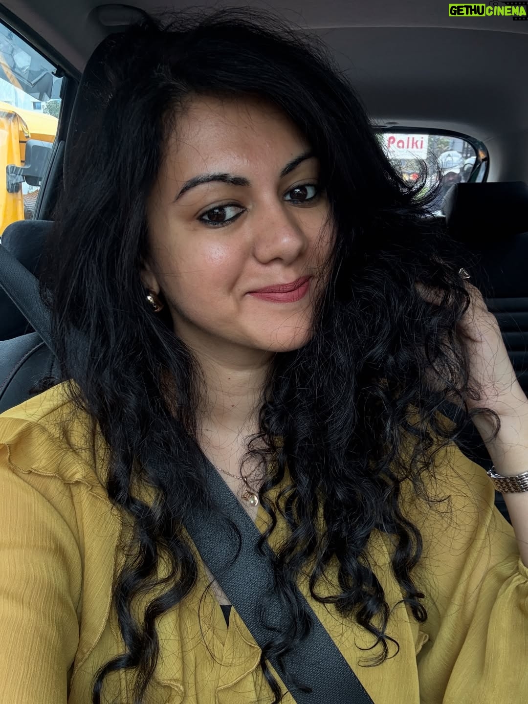 Kamna Jethmalani - 19.2K Likes - What do you do when there’s traffic on road??? You click selfies😁 And then you have good hair and skin day… OMG that’s perfect 🤣

Have a wonderful weekend guys 💕