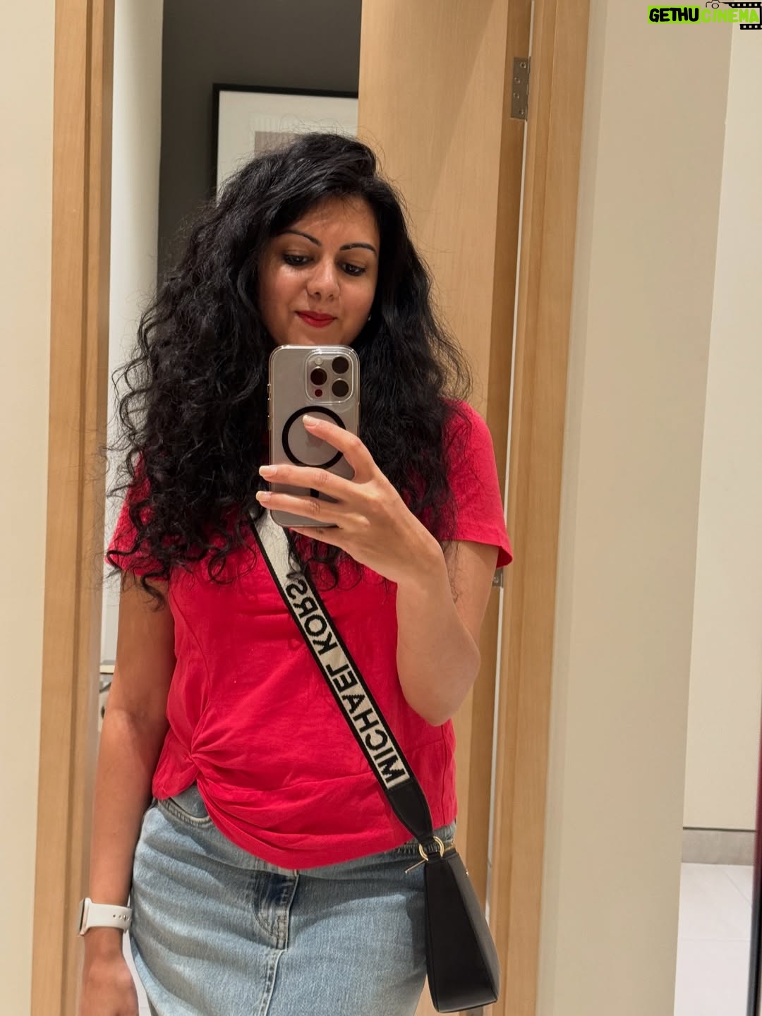 Kamna Jethmalani - 13.6K Likes - Dear 2025, you have been good. Extremely blessed for everything , still counting my blessings . 
 
2026 let’s see what you have in store 🧿

Wishing my insta Dalip’s veryyyyy happy new year. Sending love and light 💕🧿🧿🧿 stay blessed . 
Lotssss of love from US to YOU❤️