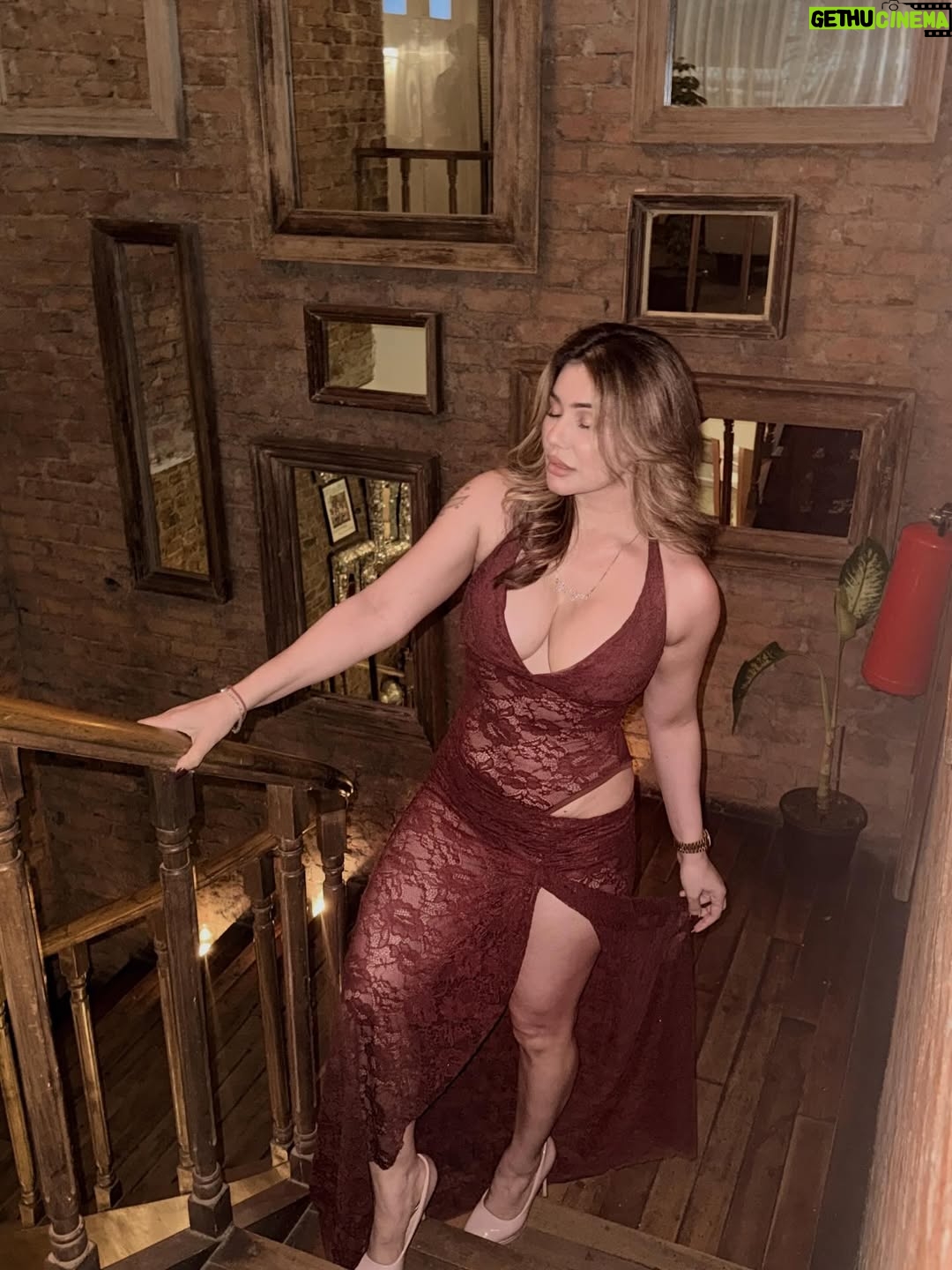 Kangna Sharma - 57.8K Likes - Mene Kha sunte ho??Dekh rhe ho?? Red Alert 🚨