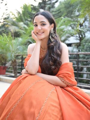 Kanikka Kapur Instagram - Lohri di agg tuhade saare dukh saarh deve 🪵🔥

#lohri2026 

Outfit - @labelmehu 
Styling - @meenalrshah 
Photography - @ronakdave_