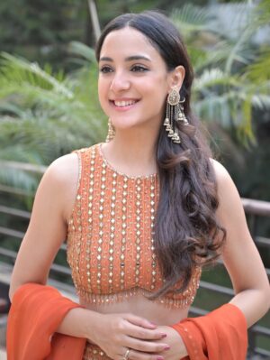 Kanikka Kapur Instagram - Lohri di agg tuhade saare dukh saarh deve 🪵🔥

#lohri2026 

Outfit - @labelmehu 
Styling - @meenalrshah 
Photography - @ronakdave_