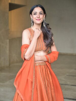 Kanikka Kapur Instagram - Lohri di agg tuhade saare dukh saarh deve 🪵🔥

#lohri2026 

Outfit - @labelmehu 
Styling - @meenalrshah 
Photography - @ronakdave_